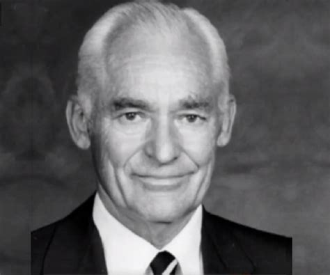 Sam Walton Biography - Childhood, Life Achievements & Timeline