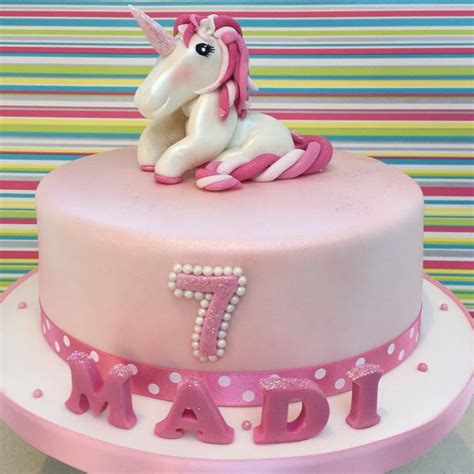 Pink sparkly unicorn cake