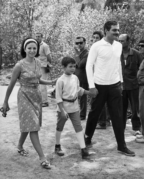 Omar Sharif et son épouse Faten Hamama, aux côtés de leur fils Tarek, en 1965, sur le tournage ...