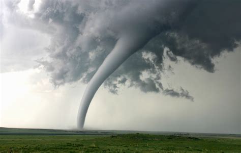 Momento exacto en que imponente tornado toca tierra en Kentucky (VIDEO ...