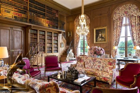 Dans un sublime château de 1900, très belle bibliothèque ancienne ...