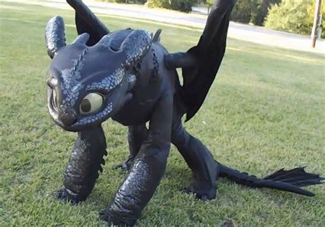 Amazing Cosplay for HOW TO TRAIN YOUR DRAGON's Toothless — GeekTyrant