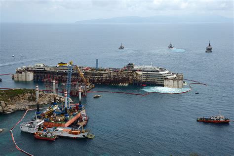 Costa Concordia: 20 Powerful Photos of the Cruise Ship Disaster and ...