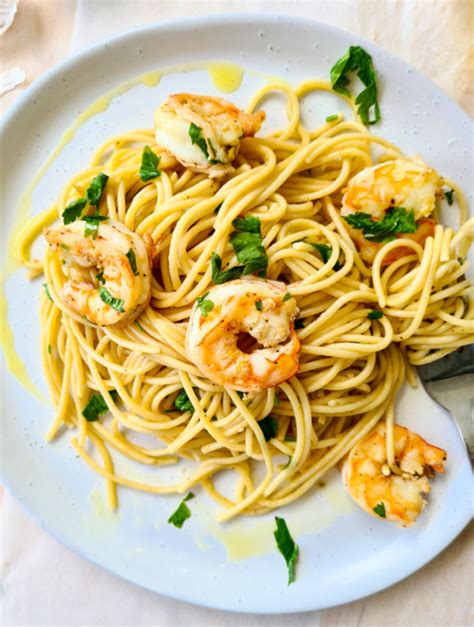 Easy Garlic Prawn Pasta | RecipeLion.com