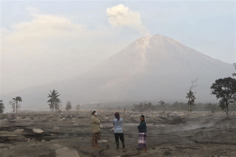 Thousands flee as Indonesia's Mount Semeru volcano erupts anew exactly ...