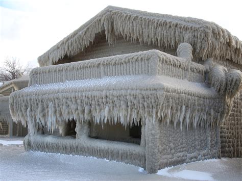 Photos: Ice-Covered Lake Erie Homes Resemble Scenes From Frozen, Narnia - Business Insider