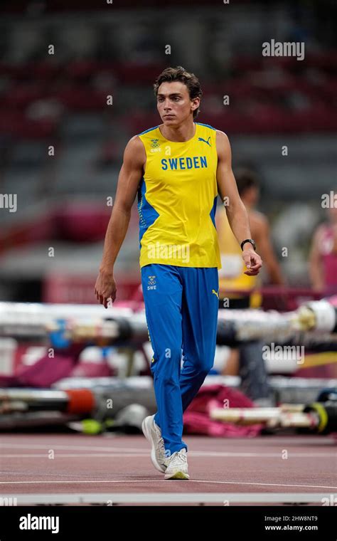 Mondo Duplantis participating in the Tokyo 2020 Olympics in the pole vault discipline Stock ...