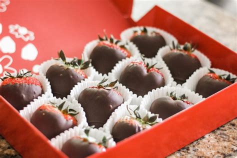 This Starbucks Chocolate Covered Strawberry Cold Brew Will Get You ...