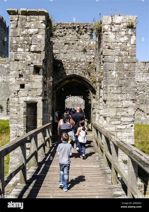 Castle moat drawbridge hi-res stock photography and images - Alamy