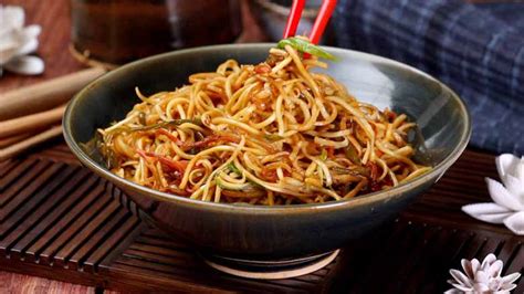 Veg Hakka Noodles Recipe - How to Make Veg Hakka Noodles Restaurant Style - Yummefy Recipes