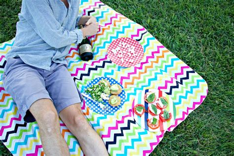 colorful-picnic-blanket-ideas.jpg | Baubles to Bubbles