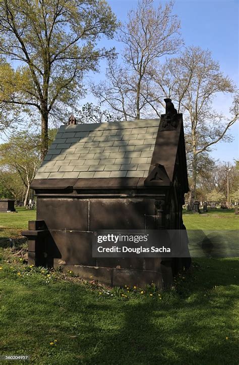 Burial Chamber High-Res Stock Photo - Getty Images