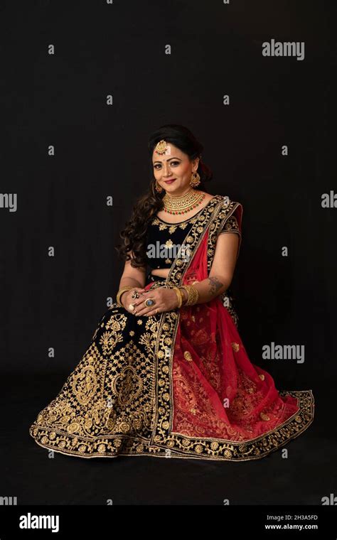 Indian Marathi Woman in traditional saree and heavy gold jewelry Stock Photo - Alamy