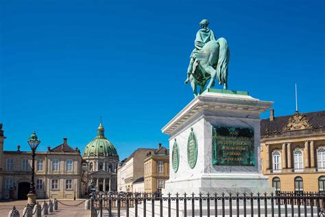 Amalienborg Palace | History and what to see and do at the Queen's palace