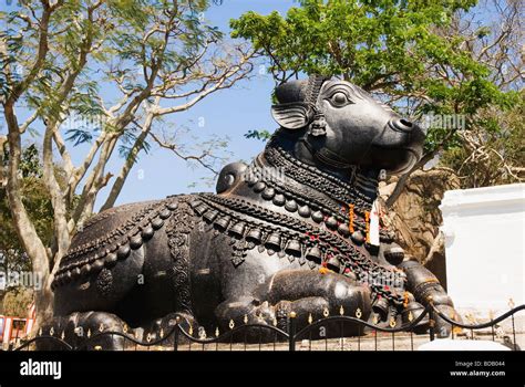 Statue nandi bull in temple hi-res stock photography and images - Alamy