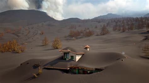 La Palma eruption: Homes covered in ash as volcano continues to emit ...