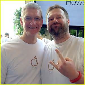 Apple’s Tim Cook Attends Pride Event After Being Outed as Gay | Tim ...