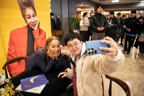 Insooni Breaks Racial Barrier to Become Beloved Singer in South Korea - The New York Times