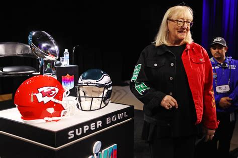 Donna Kelce's Outfit For Tonight's Chiefs vs. Eagles Game Is Going Viral - The Spun