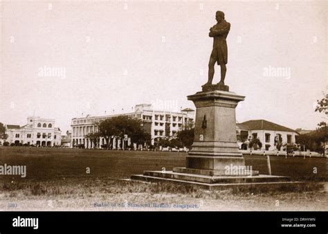 Statue of Sir Stamford Raffles, Singapore Stock Photo - Alamy