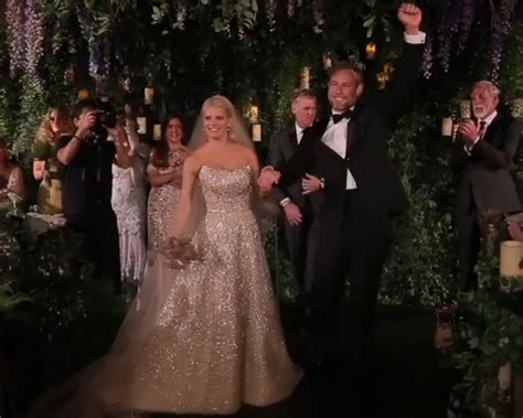 Video: Jessica Simpson wedding dress, dancing, decor - Today's Parent