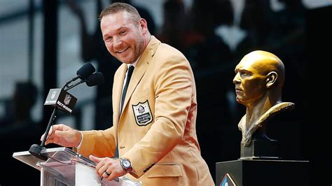 Linebacker Brian Urlacher honored with Hall of Fame ring - ABC7 Chicago