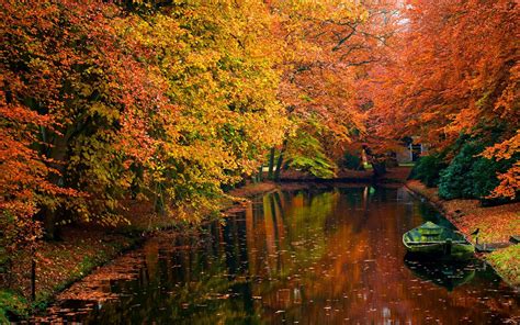 BANCO DE IMÁGENES GRATIS: Paisaje con árboles en otoño junto al canal ...