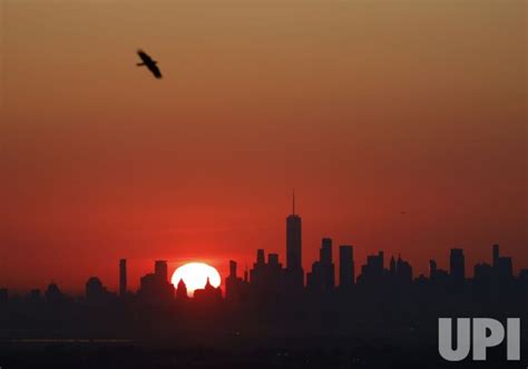 Photo: Sunrise Behind Manhattan Skyline in New York - NYP20221123103 ...