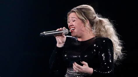 Kelly Clarkson singing 'Shallow' at Resch Center makes New York Times ...