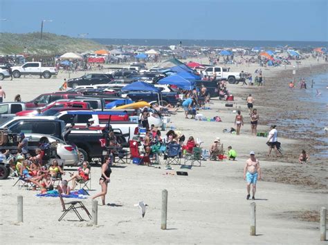 'It was a jungle out there': Port Aransas local takes photos of crowded beach