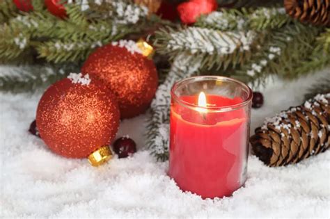 DIY Christmas Scented Candles - Candleers