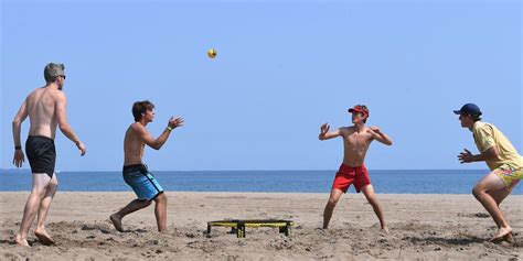 It's volleyball; it's softball; No, it's Spikeball | Local News | kenoshanews.com