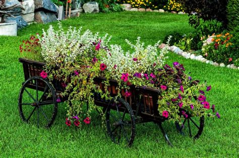 27 Rustic Wagon Planter Ideas | Garden Outline