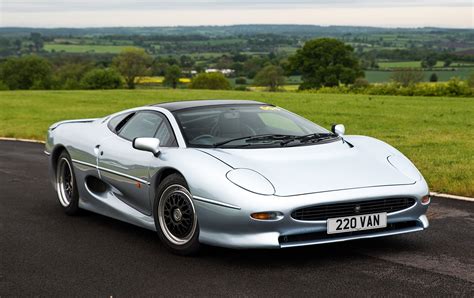 La Jaguar XJ220 celebra i suoi 25 anni a Silverstone