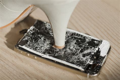 How to Repair Cracked iPhone Screen | Read Text Messages