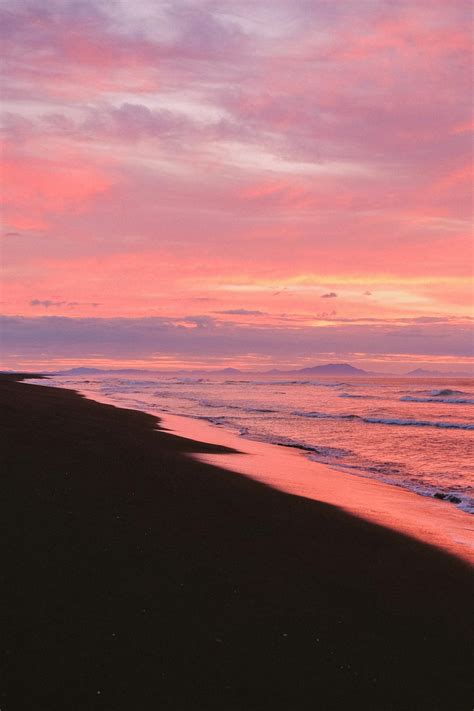 Pink Sky over a Beach · Free Stock Photo