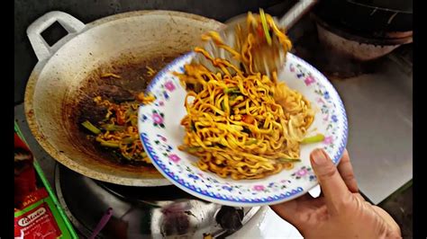 Indonesian Street Food Ifu Mie Goreng - YouTube