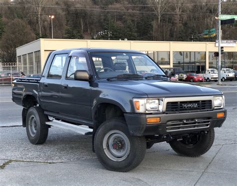 1990 Toyota Hilux double-cab 4x4 | AdamsGarage - SODO-MOTO