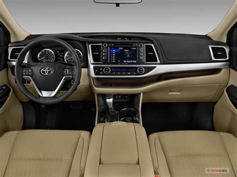 2017 Toyota Highlander Interior | U.S. News & World Report