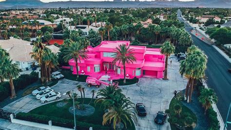 Graffiti Mansion In Las Vegas Is Turning Into Barbie's Dream House (PHOTOS) - Narcity