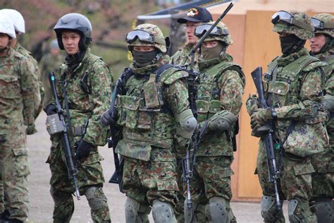 Japan Ground Self Defense Force soldiers [2463 x 1642] : MilitaryPorn