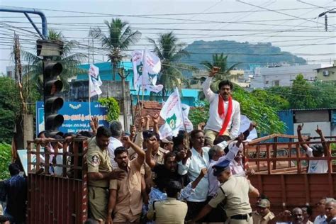 Vizag steel plant workers protest PM visit