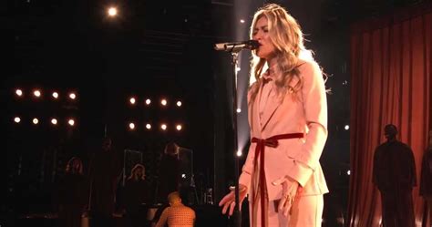 Lauren Daigle Performs Moving Rendition Of 'Hold On To Me' During 'The ...