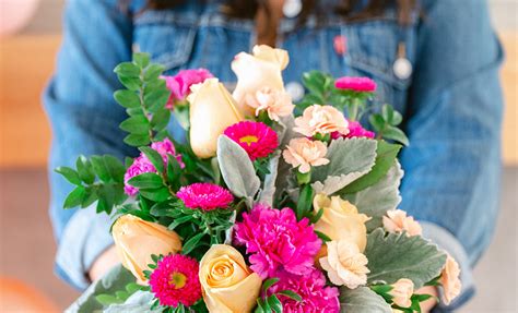 Picking Flowers That Represent Friendship For International Friendship Day | Teleflora Blog