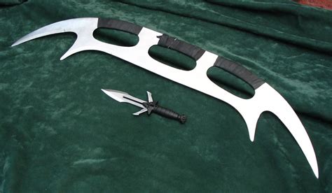 Ed - Arms & Armor - Klingon "Bat'leth" & "D'k tahg"