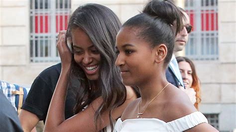 Malia & Sasha Obama’s 1st Kisses Were In White House: Michelle Reveals – Hollywood Life