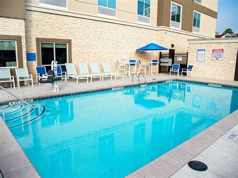 Holiday Inn Hotel & Suites Savannah Airport - Pooler - Free Internet & More