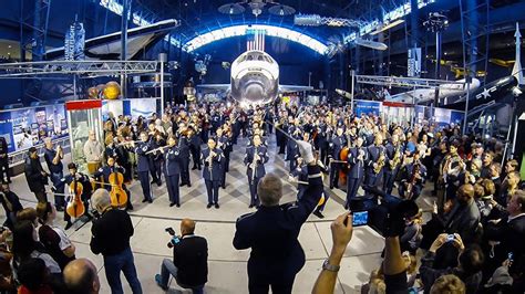 AF Band performs new holiday flash mob > Air Force > Article Display