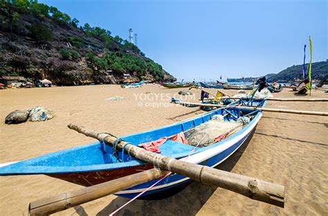 Perahu-Perahu Nelayan yang Bersandar Sejenak (Pantai Baron)