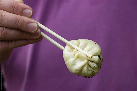 «Dumpling In Chopsticks» del colaborador de Stocksy «Gillian Vann ...